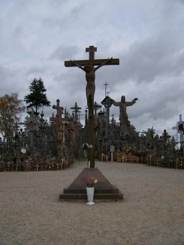 Berg der Kreuze (100_0111.JPG) wird geladen. Eindrucksvolle Fotos aus Lettland erwarten Sie.
